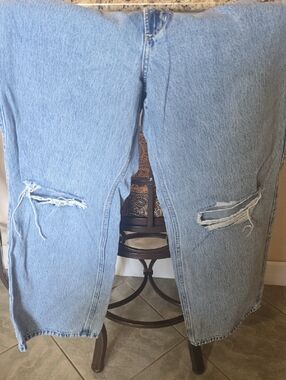 Hollister Curvy Mid-Rise Baggy Jeans in Light Blue Wash